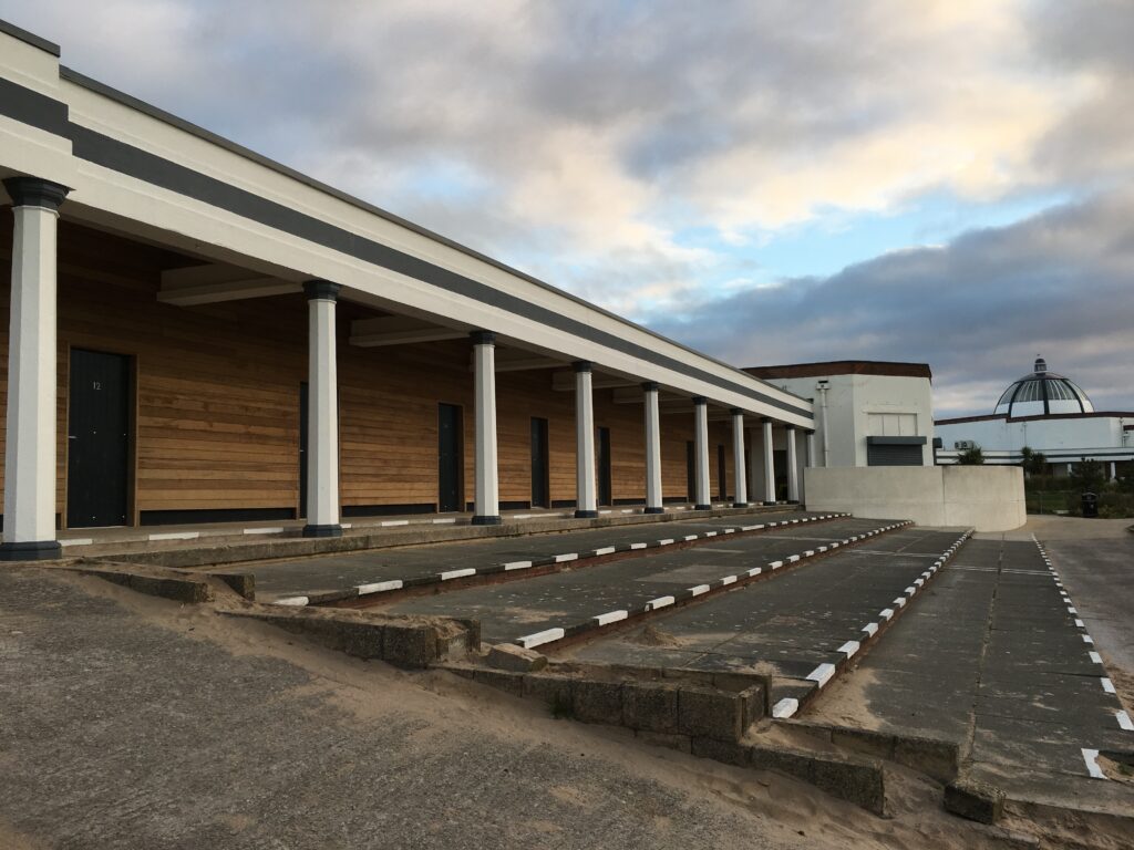 Beach chalets at the colonnade seen from Marine Gardens side