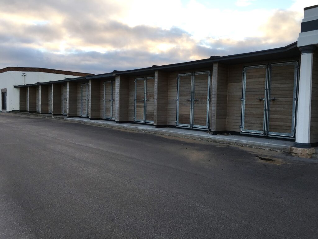 Beach chalets at the colonnade seen from the beach side
